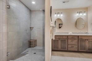 Badewanne, Haartrockner, Handtücher