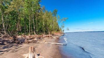 Perto da praia, espreguiçadeiras, toalhas de praia
