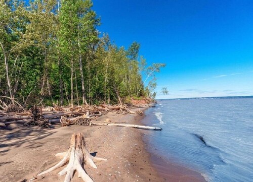 Timber Frame House overlooking Lake Superior, 20 miles from downtown Duluth