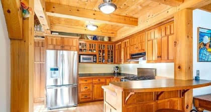 Timber Frame House overlooking Lake Superior, 20 miles from downtown Duluth