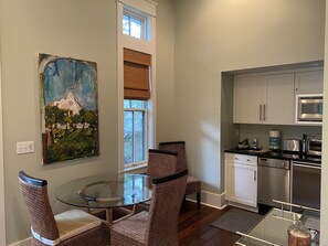 ثلاجة، ميكروويف، فرن، غسالة أطباق