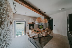 Villa, plusieurs lits | Cuisine privée | Réfrigérateur, micro-ondes, four, plaque de cuisson