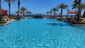 Outdoor pool, an infinity pool