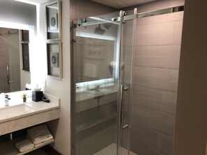 Combinazione doccia/vasca, asciugacapelli, asciugamani, sapone