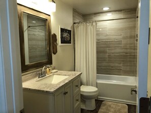 Bathtub, hair dryer, towels, soap - Cozy Private Basement Suite Near Boulder & Rocky Mountains (Frederick)