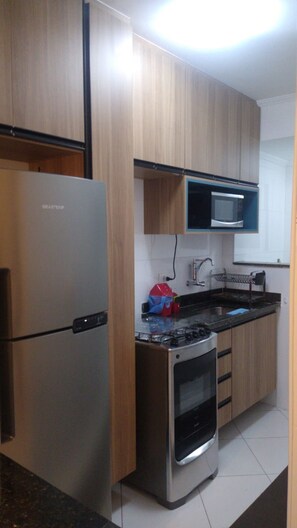 Réfrigérateur, four à micro-ondes, un four, surface de cuisson