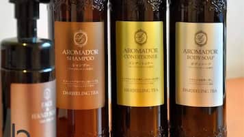 Badkar, hårtork och handdukar