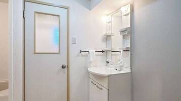 Badekar, hårtørrer, håndklæder