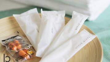 Badewanne, Haartrockner, Handtücher