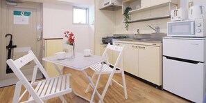Réfrigérateur, four à micro-ondes, un four, surface de cuisson