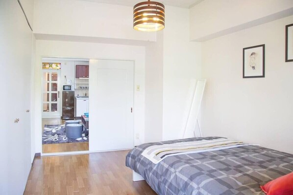 1 chambre, fer et planche à repasser, draps fournis