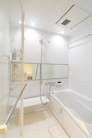 Badewanne, kostenlose Toilettenartikel, Haartrockner, Handtücher