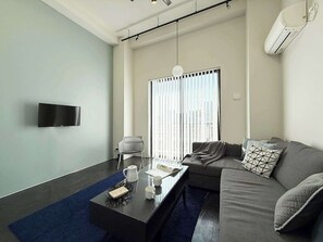 Een televisie en een kantoor