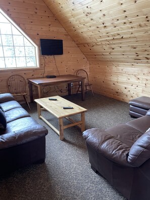 Een televisie en een open haard