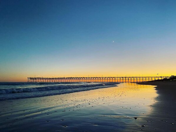 بالقرب من الشاطئ، كراسي للتشمس، مناشف للشاطئ