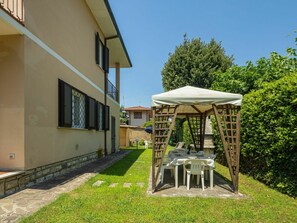 Outdoor dining - Wonderful  villa for 8 people with WIFI, private pool, TV and pets allowed, close to Forte Dei M... (Pietrasanta)