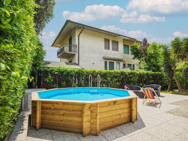 A wooden hot tub in a backyard with a house in the background. - Wonderful  villa for 8 people with WIFI, private pool, TV and pets allowed, close to Forte Dei M... (Pietrasanta)
