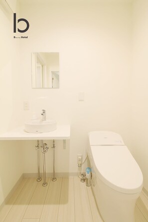 Dusj, hårføner, håndklær og såpe