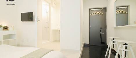 Tabla de planchar con plancha, wifi, ropa de cama