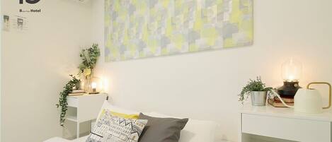 Tabla de planchar con plancha, wifi y ropa de cama