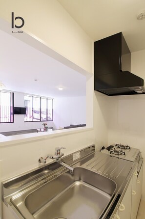 Fridge, microwave, stovetop, cookware/dishes/utensils - Beautiful Apartment for 6people with free wifi 102 (Hiroshima City)