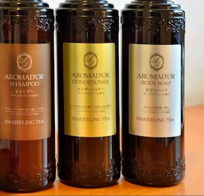 Badewanne, Haartrockner, Handtücher, Seife