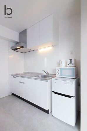 冷蔵庫、電子レンジ、コンロ、調理器具と食器