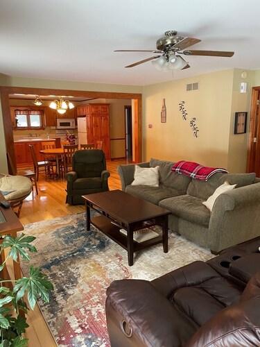 Quiet Lake with Kayaks and Direct Beach Access!