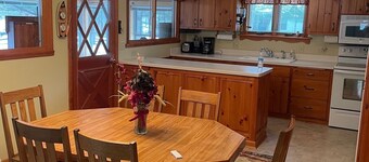 Quiet Lake with Kayaks and Direct Beach Access!