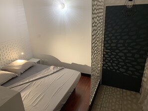 1 habitación, tabla de planchar con plancha, wifi gratis y ropa de cama 