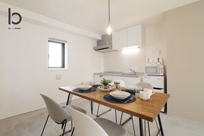 Køleskab, mikrobølgeovn, kogeplade, køkkentøj/tallerkener/redskaber