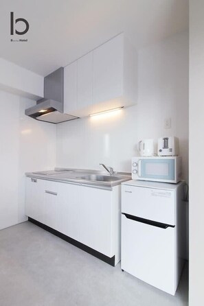 Kühlschrank, Mikrowelle, Herdplatte, Kochgeschirr/Geschirr/Besteck