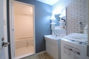 Badewanne, Haartrockner, Handtücher