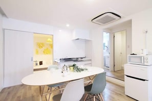 Réfrigérateur, micro-ondes, plaque de cuisson, bouilloire électrique
