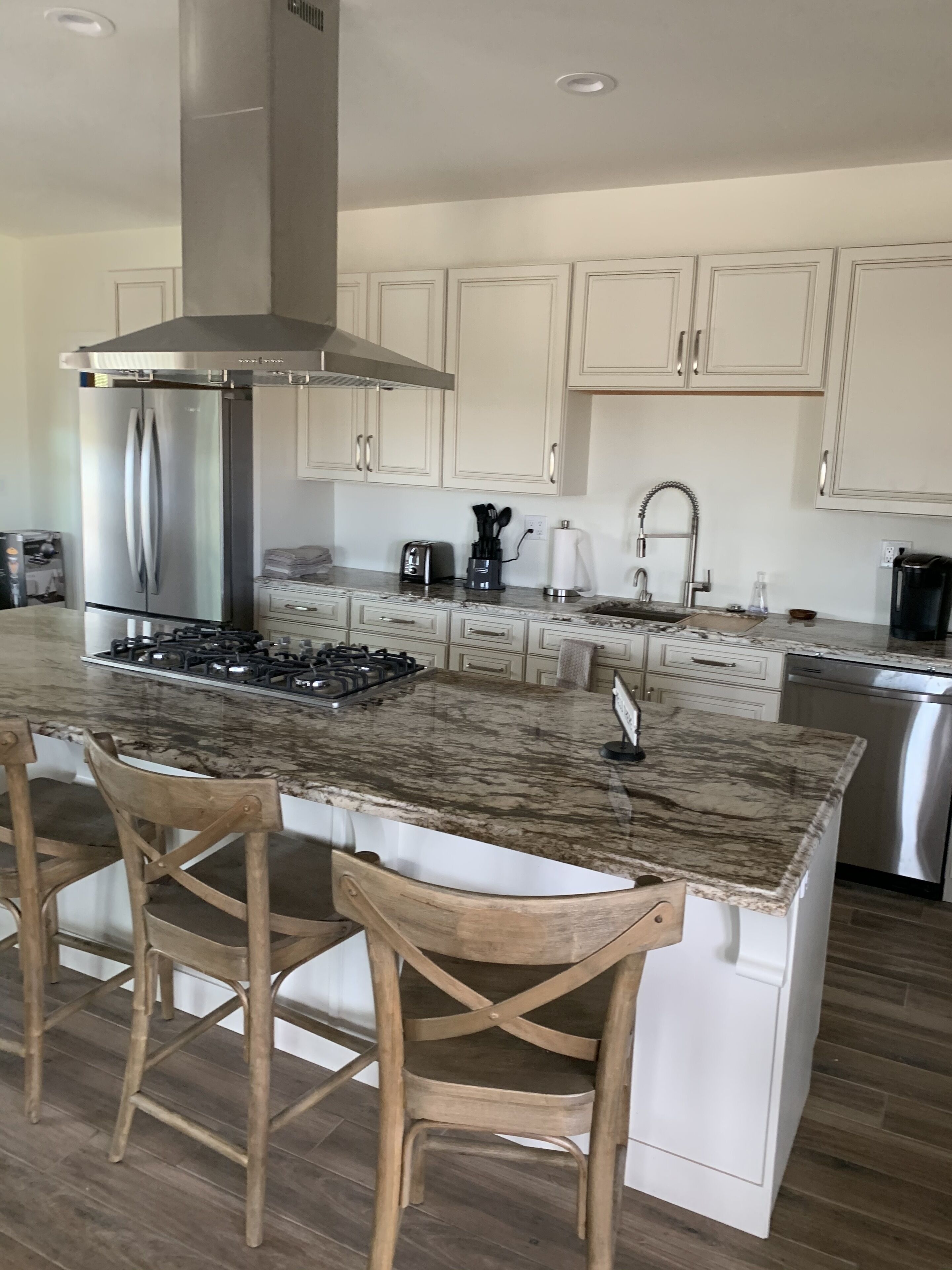 Jääkaappi, mikroaaltouuni, uuni, liesi