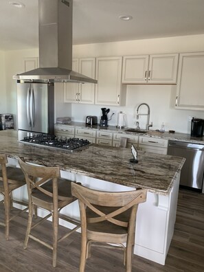 冷蔵庫、電子レンジ、オーブン、コンロ