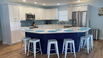 Geladeira, micro-ondas, fogão, cooktop
