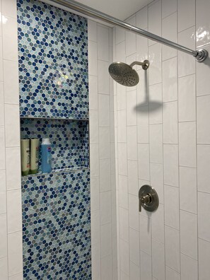 Een douche, een haardroger, handdoeken, zeep