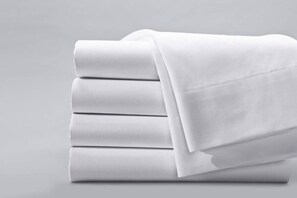 Bañera, secador de pelo y toallas