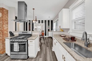 Fridge, microwave, oven, stovetop - Funky & Fun - Home centrally located in Memphis! (Memphis)