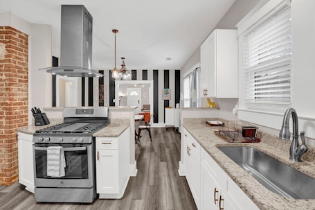 Fridge, microwave, oven, stovetop. Funky & Fun - Home centrally located in Memphis!