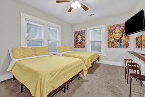 4 bedrooms, desk, iron/ironing board, travel crib - Funky & Fun - Home centrally located in Memphis! (Memphis)