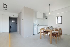 Refrigerador, microondas, parrilla de estufa y utensilios de cocina 