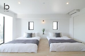 Tabla de planchar con plancha, wifi y ropa de cama 