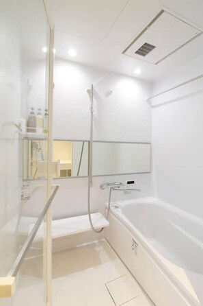 Badewanne, kostenlose Toilettenartikel, Haartrockner, Handtücher