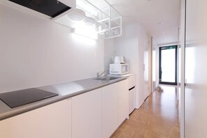 Refrigerador, microondas, parrilla de estufa y utensilios de cocina 