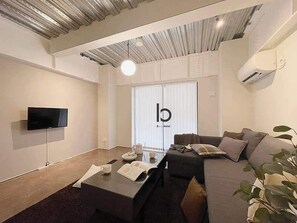 Televisión y oficina 