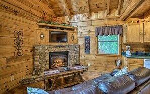 TV, fireplace - LOCATION is Outstanding! Gatlinburg’s Action PLUS Smoky Mountain National Park (Gatlinburg)