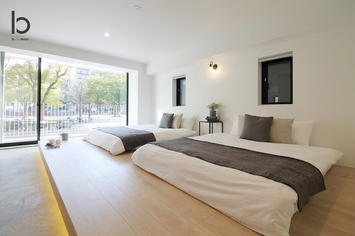 Tabla de planchar con plancha, wifi, ropa de cama