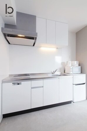 Kühlschrank, Mikrowelle, Herdplatte, Kochgeschirr/Geschirr/Besteck